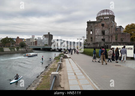 Vue sur le Mémorial de la paix d'Hiroshima ou le dôme de la bombe atomique à Hiroshima, Japon, Asie avec les Japonais, les visiteurs, les touristes Banque D'Images