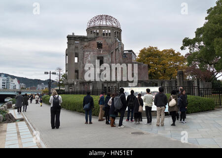 Vue sur le Mémorial de la paix d'Hiroshima ou le dôme de la bombe atomique à Hiroshima, Japon, Asie avec les Japonais, les visiteurs, les touristes Banque D'Images