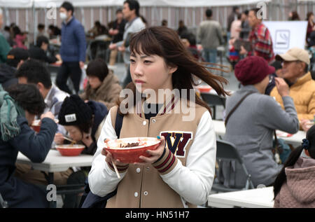 Les Japonais, les familles, les touristes asiatiques traditionnels de manger des aliments de rue au parc des expositions. Hiroshima, Japon, Asie Banque D'Images