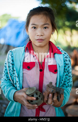 Toujours souriante et ludique les enfants du Laos. Banque D'Images