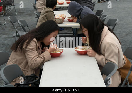 Les Japonais, les familles, les touristes asiatiques traditionnels de manger des aliments de rue au parc des expositions. Hiroshima, Japon, Asie Banque D'Images