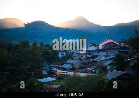 Coucher du soleil à Nong Khiaw, Laos Banque D'Images