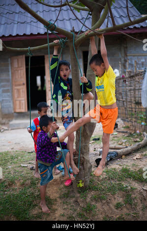 Toujours souriante et ludique les enfants du Laos. Banque D'Images