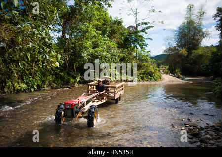 Traversant une rivière avec le tracteur Banque D'Images