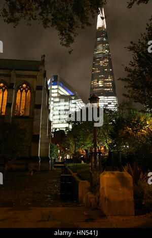 Londres, début de soirée, le 15 novembre, 2016. Une vue sur la cathédrale de Southwark motifs sombres vers la tour d'échardes. Banque D'Images