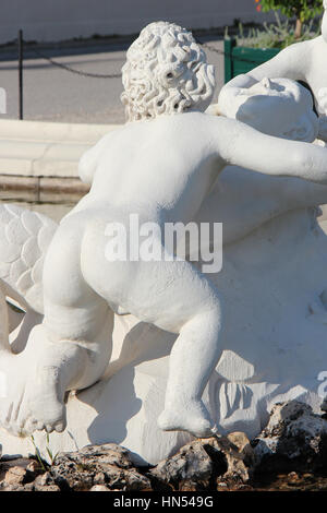 Des statues d'enfants décorant une fontaine dans les jardins du Belvédère à Vienne (Autriche). Banque D'Images