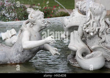 Statues décorant une fontaine dans les jardins du Belvédère à Vienne (Autriche). Banque D'Images