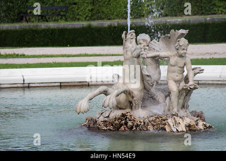 Statues décorant une fontaine dans les jardins du Belvédère à Vienne (Autriche). Banque D'Images