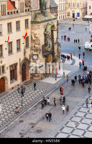 Prague, République tchèque - Le 17 janvier : les touristes autour de l'horloge astronomique de Prague, place de la vieille ville. à Prague, République tchèque. le 17 janvier 2017. Banque D'Images