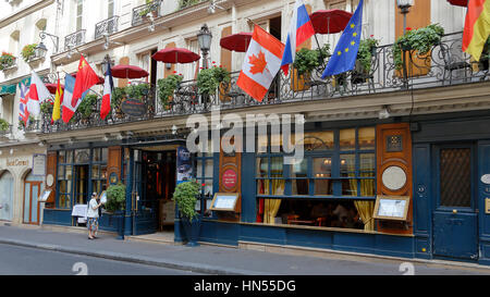 Le Café Procope à Paris avec des portraits des grands écrivains et politiciens révolutionnaire Benjamin Franklin, Jean Jacques Rousseau, Robespierre, Danton, Voltaire, d'Alembert, Diderot, Marat, Moliere la gravure, Paris, France - Août 2015 Banque D'Images