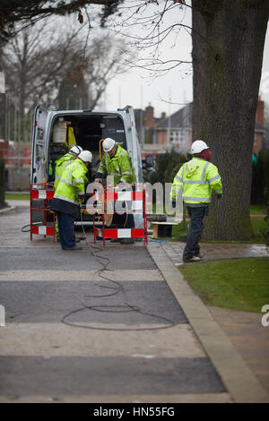 BT Openreach British Telecommunications Engineers équipe de travailleurs laïcs par câble à large bande en fibre optique d'apporter l'internet à une nouvelle rue à Didsbury, S Banque D'Images