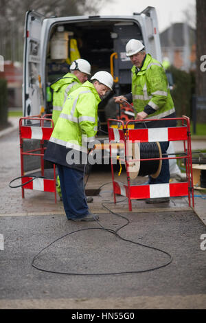 BT Openreach British Telecommunications Engineers équipe de travailleurs laïcs par câble à large bande en fibre optique d'apporter l'internet à une nouvelle rue à Didsbury, S Banque D'Images