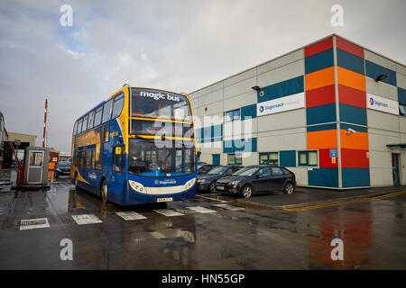 Un double decker bus Stagecoach opérateurs bus depot Wythenshawe de Manchester, Angleterre, RU passé le Garage yards signe. Banque D'Images