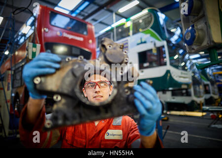 Un jeune apprenti mécanicien monteur d'adolescent ventilé fixation moteur au bus à impériale bus Stagecoach opérateurs Wythenshawe depot à Manchester, en Banque D'Images