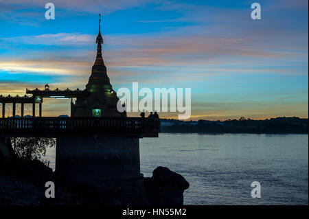 Le Myanmar (anciennement la Birmanie). L'Etat de Kayin (Karen). L'HPA. La pagode Shwe Yin Myaw à la rivière Thanlwin au coucher du soleil Banque D'Images