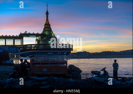 Le Myanmar (anciennement la Birmanie). L'Etat de Kayin (Karen). L'HPA. La pagode Shwe Yin Myaw à la rivière Thanlwin au coucher du soleil Banque D'Images