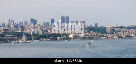 Gratte-ciel et immeubles de bureaux modernes à Istanbul, Turquie. Le Bosphore ou Détroit d'Istanbul est un détroit qui sépare la partie européenne - de la Banque D'Images