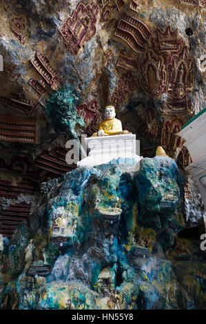 Le Myanmar (anciennement la Birmanie). L'Etat de Kayin (Karen). L'HPA. Gon (Kaw Kaw Goon) grotte, datée du 7e siècle Banque D'Images