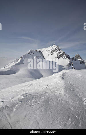 Montafon - temps merveilleux pour action sports d'hiver en Autriche. Superbe vue sur certaines chaînes de montagnes et les pics dans un magnifique paysage de neige. Snowboard Banque D'Images