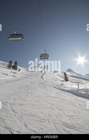 Montafon - temps merveilleux pour action sports d'hiver en Autriche. Superbe vue sur certaines chaînes de montagnes et les pics dans un magnifique paysage de neige. Snowboard Banque D'Images