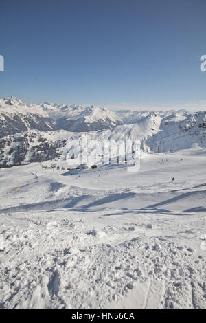 Montafon - temps merveilleux pour action sports d'hiver en Autriche. Superbe vue sur certaines chaînes de montagnes et les pics dans un magnifique paysage de neige. Snowboard Banque D'Images