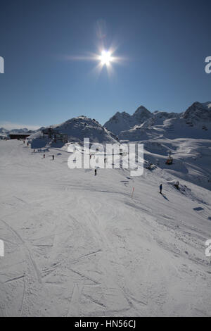 Montafon - temps merveilleux pour action sports d'hiver en Autriche. Superbe vue sur certaines chaînes de montagnes et les pics dans un magnifique paysage de neige. Snowboard Banque D'Images