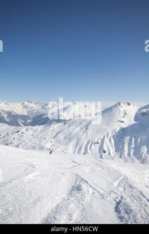 Montafon - temps merveilleux pour action sports d'hiver en Autriche. Superbe vue sur certaines chaînes de montagnes et les pics dans un magnifique paysage de neige. Snowboard Banque D'Images