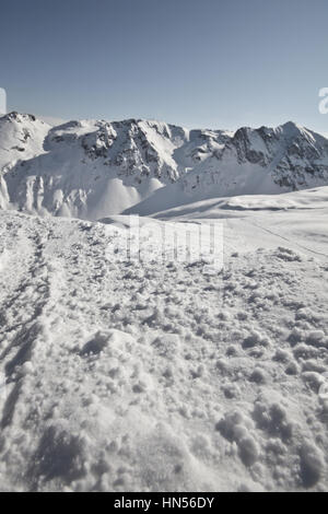 Montafon - temps merveilleux pour action sports d'hiver en Autriche. Superbe vue sur certaines chaînes de montagnes et les pics dans un magnifique paysage de neige. Snowboard Banque D'Images