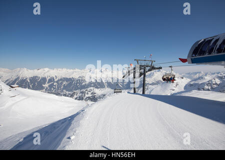 Montafon - temps merveilleux pour action sports d'hiver en Autriche. Superbe vue sur certaines chaînes de montagnes et les pics dans un magnifique paysage de neige. Snowboard Banque D'Images