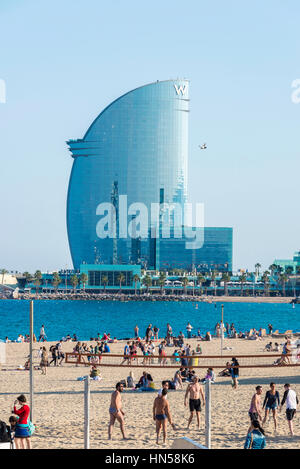 Barcelone, Espagne - juin 1, 2016 : la plage de Barcelone pleine de gens et baigneurs avec un hôtel W à l'arrière-plan Banque D'Images