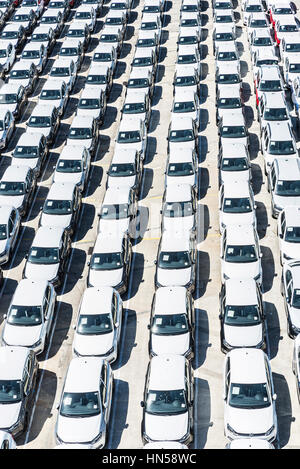 Barcelone, Espagne - 21 juin 2016 : les nouvelles voitures de la marque Volkswagen prêt à l'expédition dans le port de Barcelone Banque D'Images