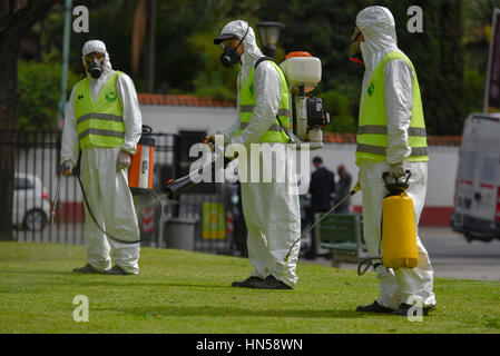 Buenos Aires, Argentine - 3 mars 2016 : Les employés du ministère de l'environnement et de l'espace public pour la fumigation des moustiques Aedes aegypti. Banque D'Images