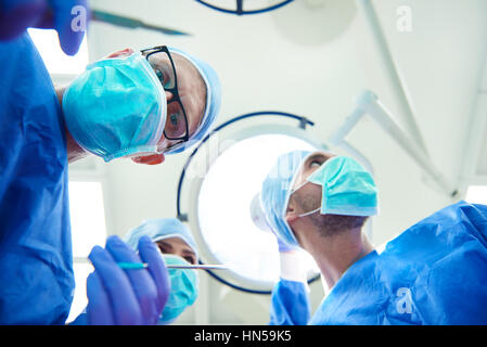 Low angle view of medical team performing surgery Banque D'Images