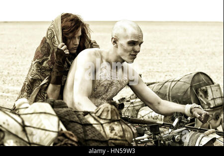 MAD MAX : FURY ROAD 2015 film Warner Bros avec Nicholas Hoult et Riley Keough Banque D'Images