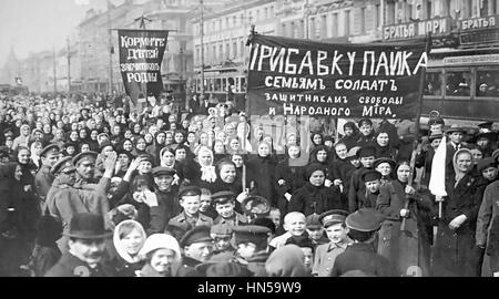 23 février 1917 GRÈVE POUTILOV par les travailleurs de l'usine Poutilov à Petrograd (aujourd'hui Saint-Pétersbourg). Les femmes grévistes lors de la Journée internationale des femmes. Banque D'Images