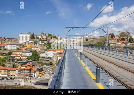 Les voies sur le dessus de la ponte Luis Je à Porto, Portugal Banque D'Images