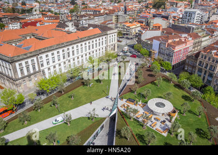 Vue sur un parc de la Tour des Clercs de Porto, Portugal Banque D'Images