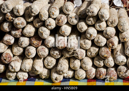 Saucisses chorizo espagnol sur le marché intérieur de l'Ardales, Espagne. Banque D'Images