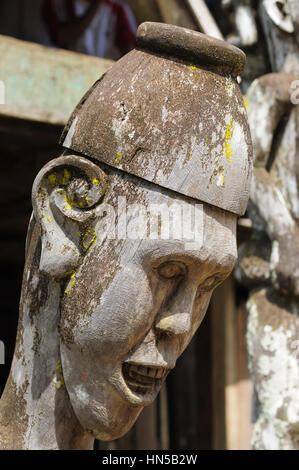 La culture traditionnelle des tribus Dayak. Dayak en bois (détail) totem house - Longue maison à Bornéo. À l'Est de Kalimantan, Indonésie, Banque D'Images