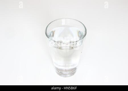 Verre d'eau sur fond blanc Banque D'Images
