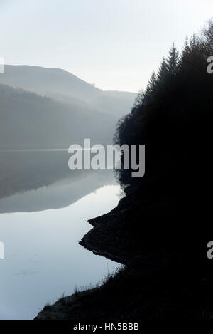 Hills reflète dans l'eau encore à Ladybower reservoir, Peak District, Derbyshire, Angleterre Banque D'Images