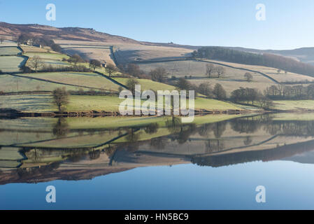 Reflets dans l'eau encore à Ladybower reservoir, parc national de Peak District, Derbyshire, Angleterre Banque D'Images