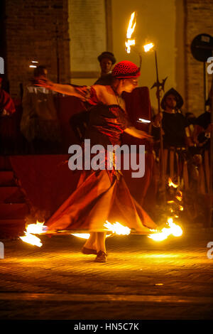 Italie Marches Urbino Festa del Duca commémoration du couronnement du duc d'Urbino - show avec fire Banque D'Images