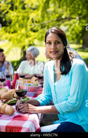 Portrait de belle femme avec un verre de vin rouge dans la région de park Banque D'Images