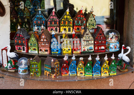 Des souvenirs dans une vitrine à Riquewihr, Alsace, France Banque D'Images