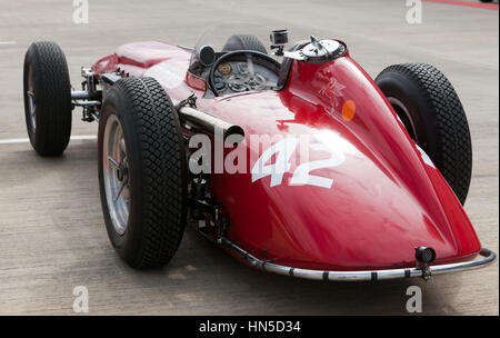 Vue arrière d'une Kurtis Offenhauser KK500G dans le paddock de Silverstone, avant la course pour le Trophée Maserati pour les voitures de Grand Prix 66' Banque D'Images