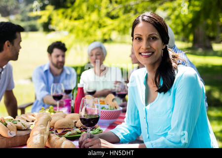 Portrait de belle femme avec un verre de vin rouge dans la région de park Banque D'Images