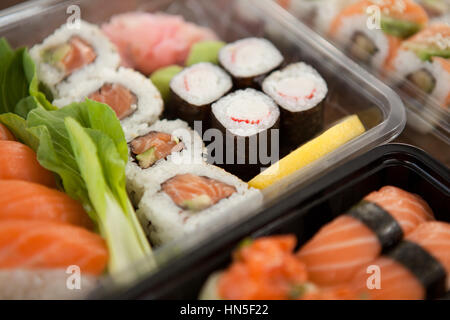 Close-up of sushi assortis set servi dans des boîtes en plastique Banque D'Images