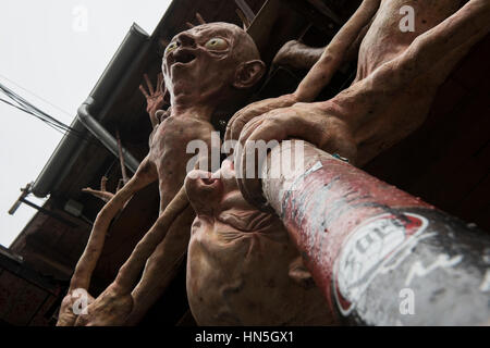 Sculptures de la décoration d'une façade d'un bâtiment dans un milieu urbain, Mesto Metelkova et squat centre social autonome dans le centre de Ljubljana, Slovénie. Banque D'Images