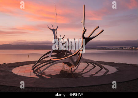 Sun Voyager (Solfar), une sculpture métallique de navire viking de l'artiste Jon Gunnar Arnason, au bord de l'eau de Reykjavik, en Islande, construite comme une ode au soleil. Banque D'Images